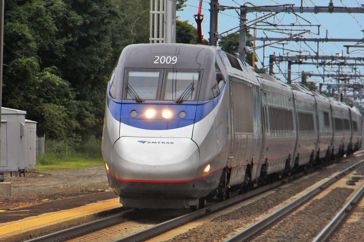 An Amtrak Acela Express train passing through Old Saybrook, Connecticut in 2011. | Photo from Shreder 9100 | CC-BY-SA-3.0