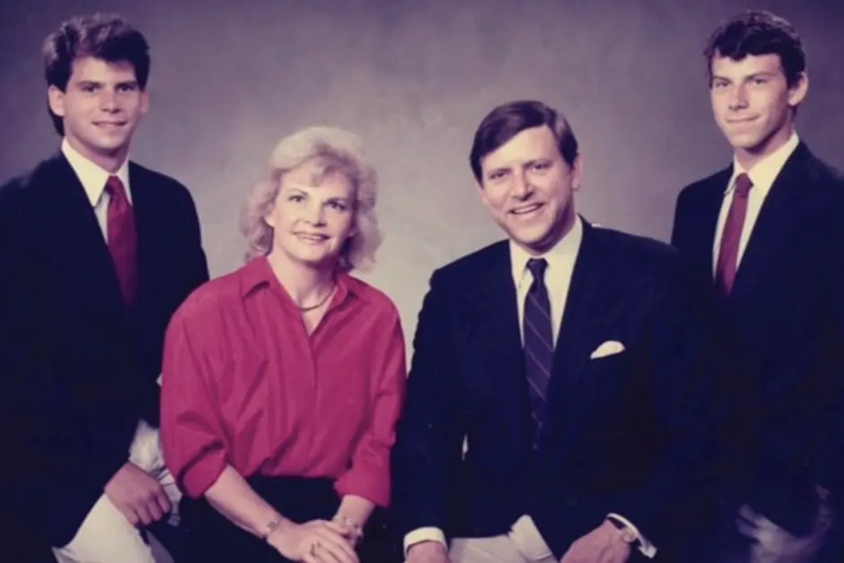 The Menendez family photo, taken one year prior to the murders
Source: RadarOnline (wikimedia commons)